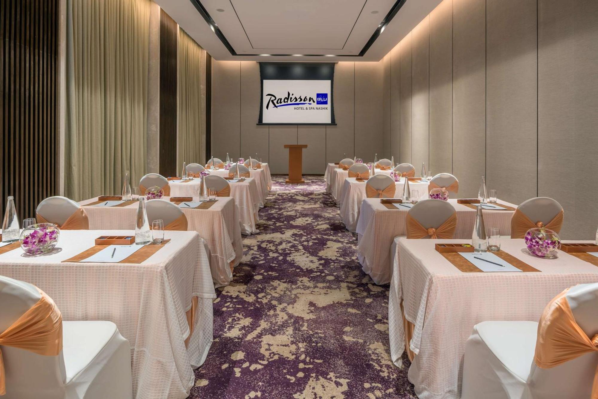 Radisson Blu Hotel & Spa, Nashik Ngoại thất bức ảnh